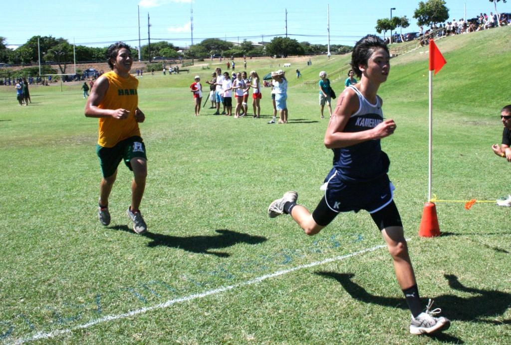 Jesse+Armeral+races+to+a+finish+at+the+first+MIL+Cross+Country+meet+of+the+season+at+Keopuolai+Park%2C+August+25+2012