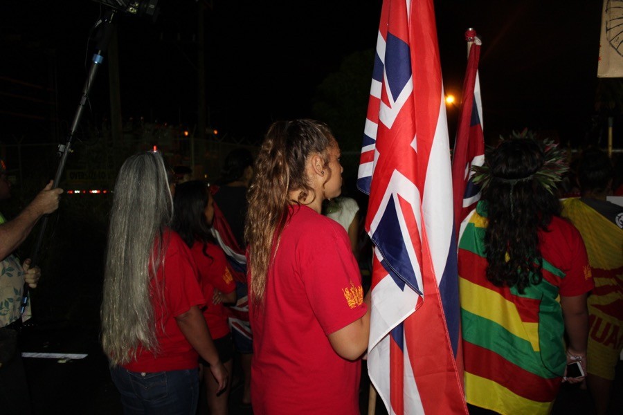 A+member+of+the+Hawaiian+community+raises+a+flag+to+support+the+cause.