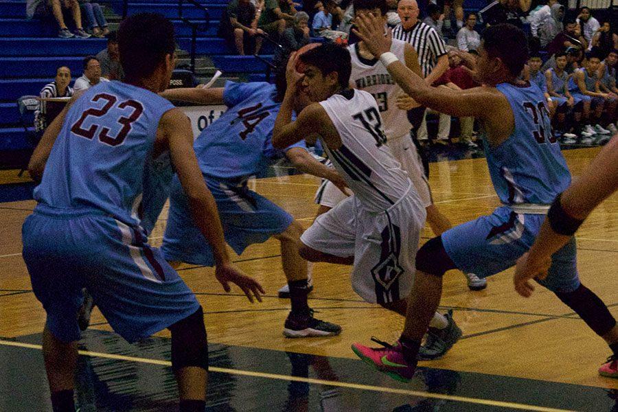 Junior Austin Peters drives past Baldwin High School defenders Saturday Jan. 14 at Kaʻulaheanuiokamoku Gymnasium. Both the Bears and the Warriors kept the fans on the edge of their seats in a close and competitive match-up.