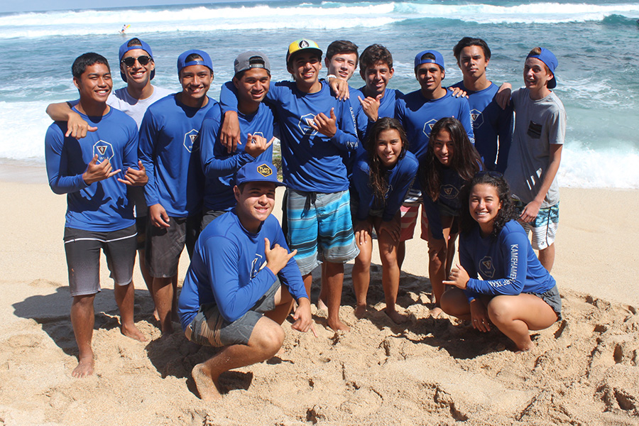 The surf team takes a quick end-of-the-season group photo at Hoʻokipa Beach Park at the MIL championships April 22.