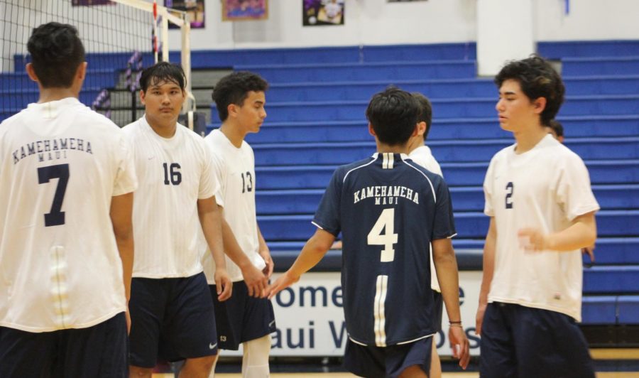 JV+boys+volleyball+comes+together+after+their+last+game+against+Lahainaluna.